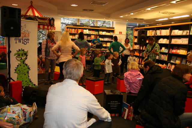 gal/2010/2010 Saitentwist Mayersche 13.11. Tierisches/2010 Saitentwist Mayersche 13.11. 039.jpg